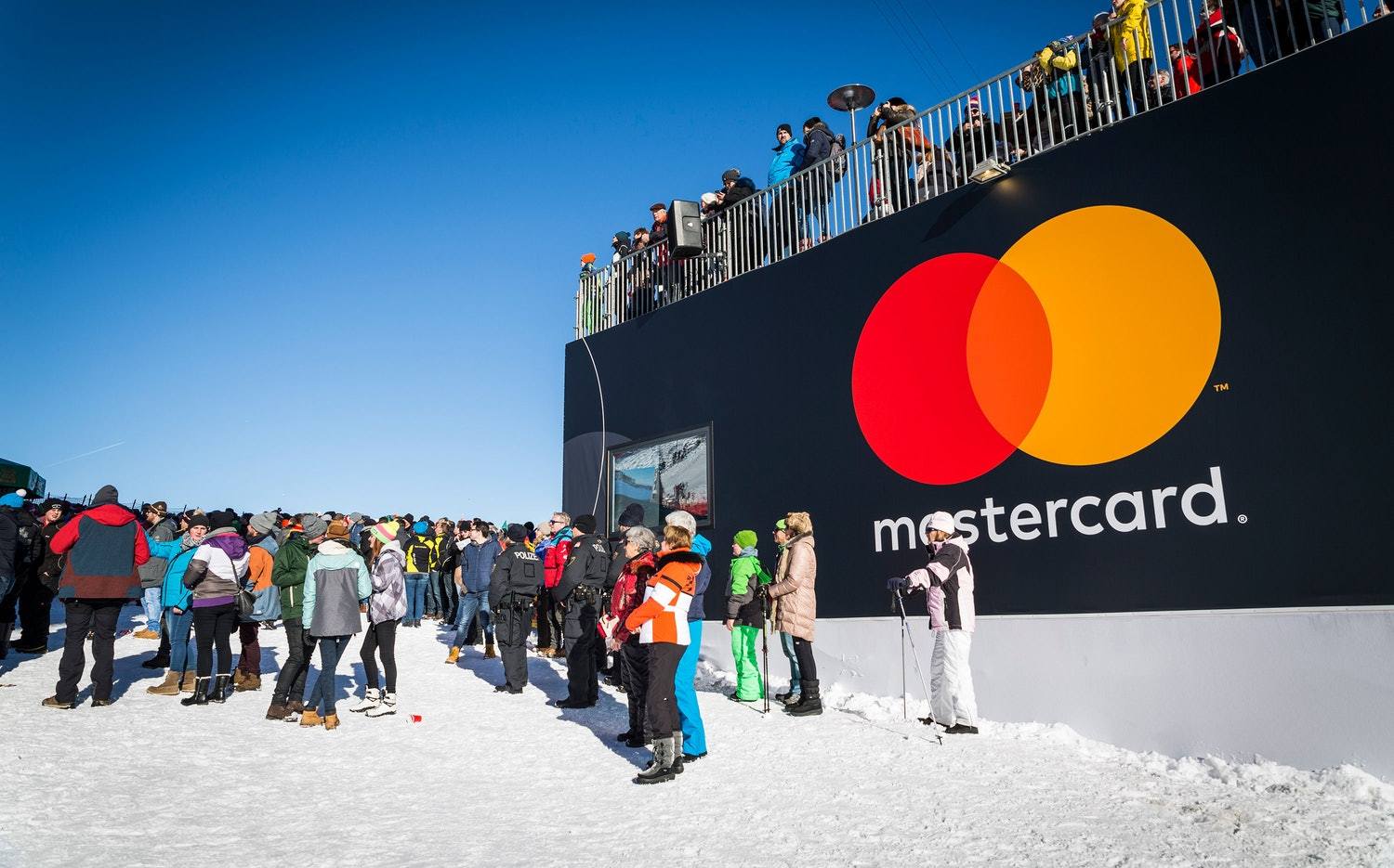 В визуальной коммуникациях Mastercard использует полнубю версию логотипа. Фото: Pentagram